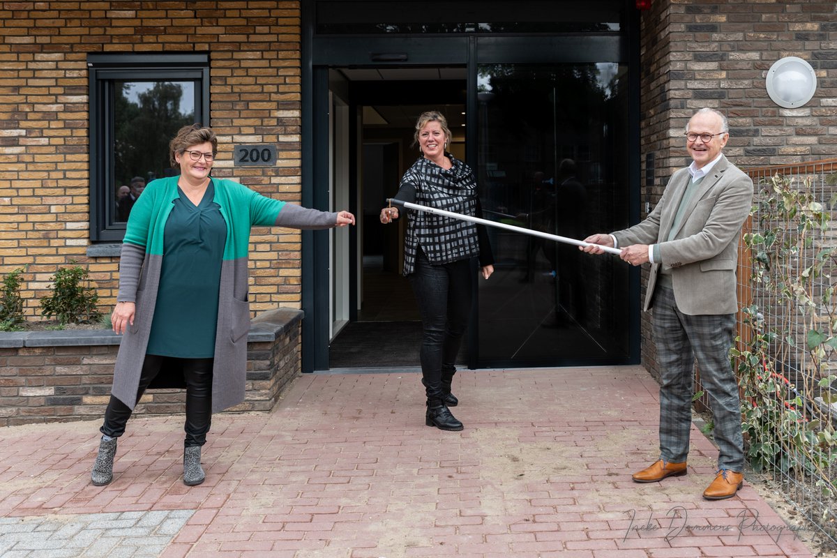 Hospice De Cirkel voor de Alblasserwaard is opgeleverd. Op de foto overhandigt bestuursvoorzitter Ad van Driel de sleutel aan manager/coordinator Angelique de Wit (midden) en coordinator Iris van Putten die aan de slag gaan in het nieuwe hospice. bit.ly/35aMUaQ