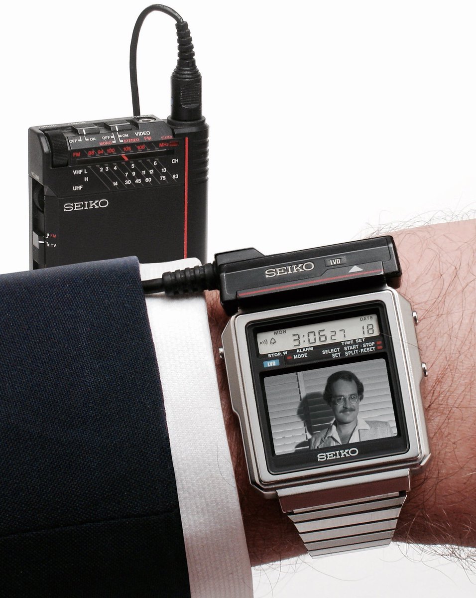 retrochenta's tweet photo. Hoy hace 37 años que Seiko lanzó al mercado su revolucionario TV Watch, un reloj que te permitía ver la televisión. También había geeks en los 80'. https://t.co/7keBkcGObJ