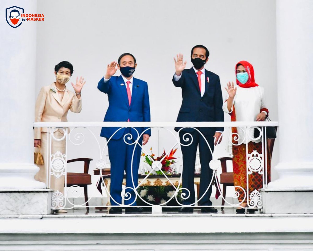 jokowi's tweet image. Hujan mengguyur Bogor sore tadi ketika Perdana Menteri Jepang Bapak Yoshihide Suga dan Ibu Mariko Suga tiba di Istana Kepresidenan Bogor. 

Kunjungan ke Indonesia ini (dan Vietnam) adalah perjalanan luar negeri pertama PM Yoshihide sejak resmi menjabat pada 16 September 2020.