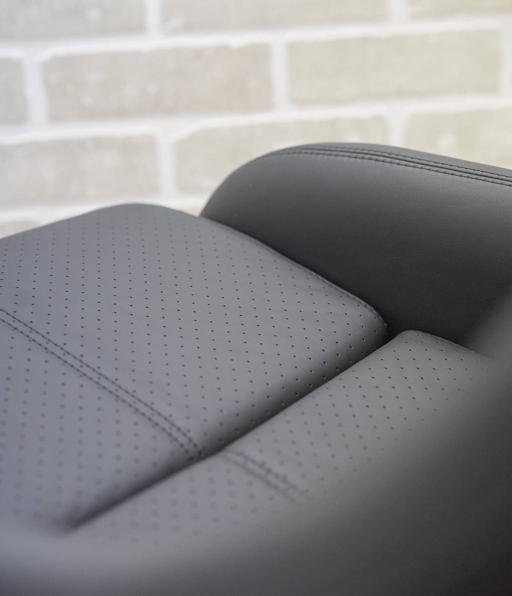 dclassauto's tweet image. A pair of Recaro Pole Position racing seats which have been retrimmed back to the original Porsche manufacturer specification. Black nappa leather with matching perforated centres created by @dclassautostitch🧵 #dclassauto