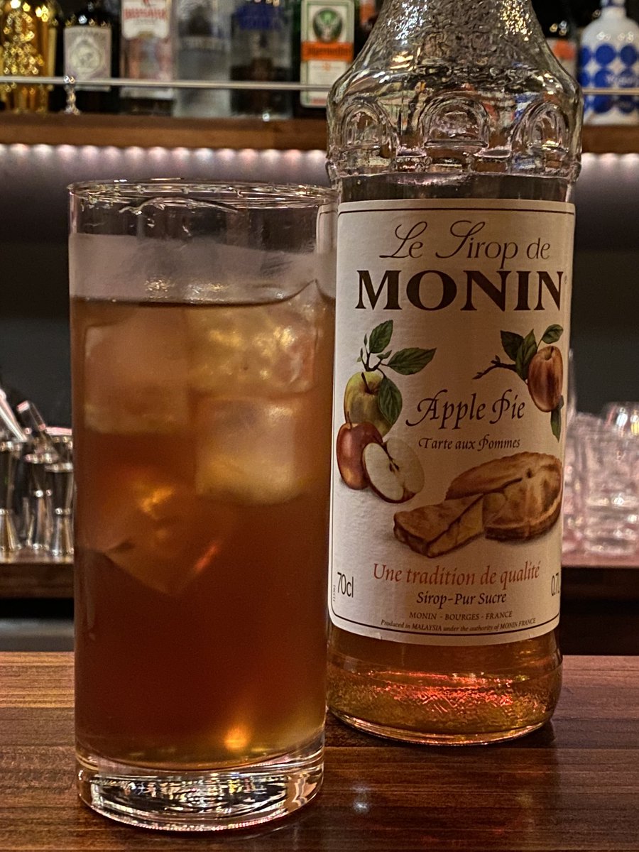 Cafe Bar Valier 本日のお酒のご紹介 アップルパイティー 本日は誰でも作れる簡単カクテルのご紹介 モナンのアップルパイシロップと適当なお酒を紅茶で割るだけ 当店ではコアントローを用いて レモンをほんの少しだけ お酒はウォッカでもティー