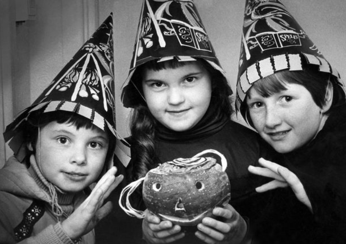 SpeedQuizzing's tweet photo. Anyone else remember their mum cutting up a black bin bag, slapping some make up on you &amp; sending you out with a turnip? 
#ruthiswrong #turnip #Halloween #80skids https://t.co/V5VLDo8B6U