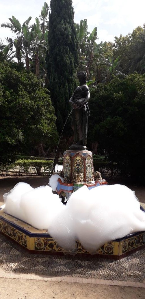 Esta mañana en el Paseo del Parque en #Malaga
La Ninfa del cántaro dándose un baño de espuma. Vandalismo, Ayuntamiento de #Malaga?