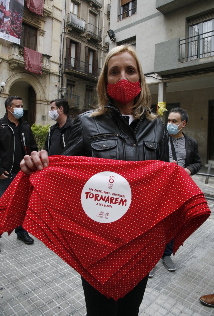 Avui s’inicia la Fira de #SantaÚrsula 2020! 🎉

👉  L’alcaldessa de #Valls, <a href="/DolorsFarre/">Dolors Farré</a>, ha donat el tret de sortida a la Fira de Santa Úrsula acompanyada dels presidents i els caps de colla de la <a href="/JovesValls/">Colla Joves Xiquets de Valls</a> i la <a href="/collavella/">Colla Vella dels Xiquets de Valls</a> i del regidor de cultura, @MarcAyala_.