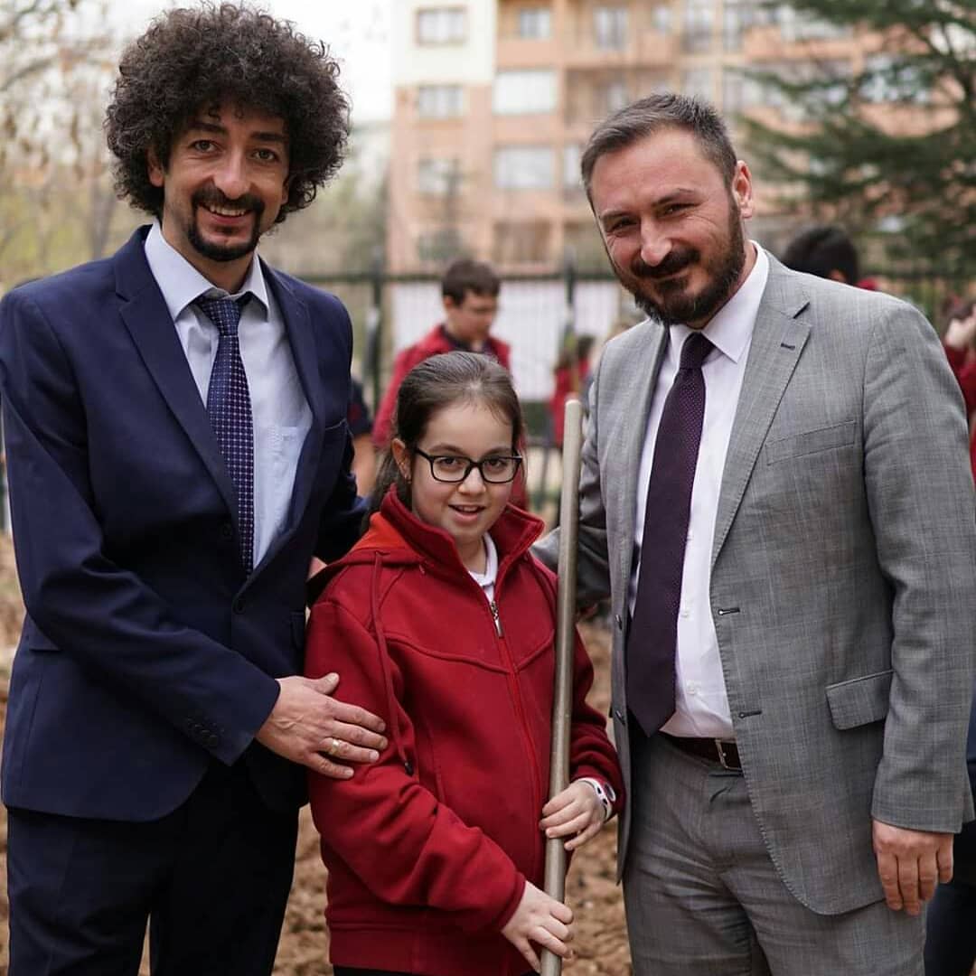besgenvipegitim's tweet photo. Çukurambar'da bulunan kolejimizin bahçesinde yaptığımız organik tarım çalışmalarımızı da çok özledik. Öğrencilerimizin çevre bilinci gelişirken birlikte çok eğlendiğimiz günlerden bir #tbt .
#beşgenruhu #toprakana #doğaana #organiktarım #çevrebilinci #gaia https://t.co/GJBK5lWBYc