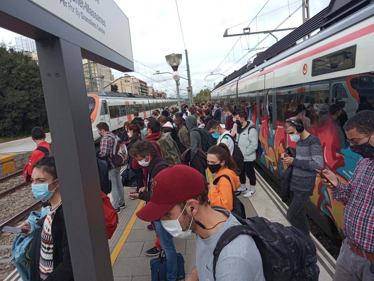 Laiavidalc's tweet photo. I mesures contra #renfe i #rodalies per pretendre que tota aquesta gent entrem a un tren que ja ve ple, no se'n prenen? Menys trens que mai en temps de #COVID19 #ensvoleumatar #R2 #vergonya https://t.co/HyP01PeggG