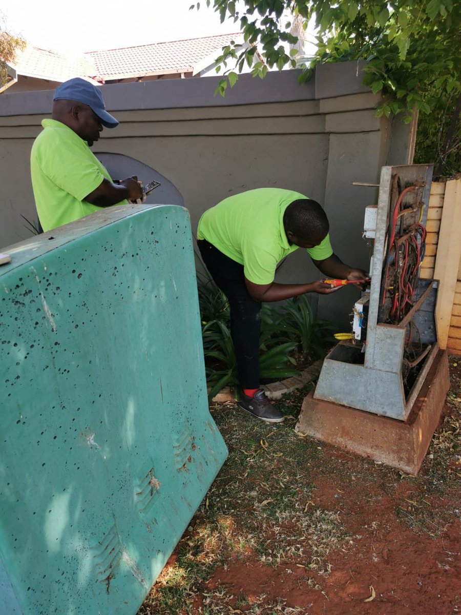 ✖️Illegal power connections
Today the Anticable Theft unit has issued close to 80 fines to residents in Mayberry Park, Alberton who have tampered with their meter boxes. https://t.co/ILaRUWCPhr