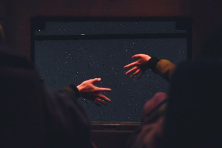 Gözümde,
gönlümde tütüyorsun.