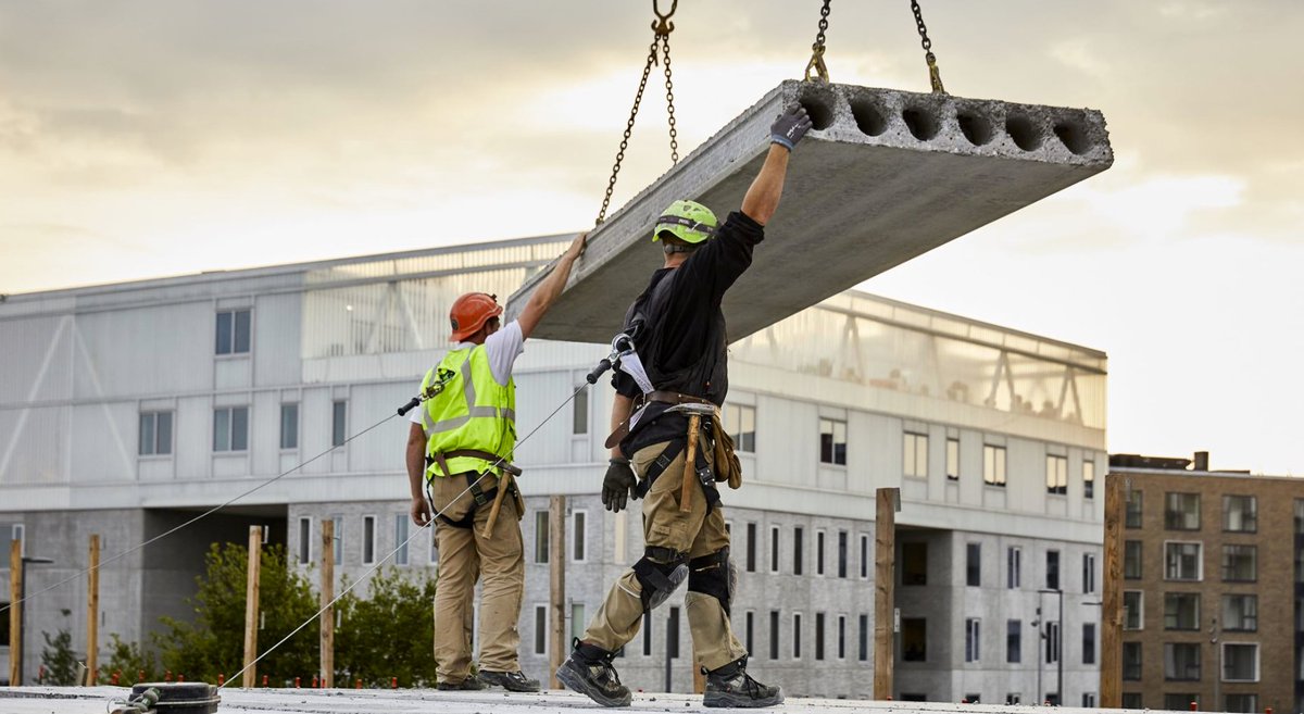 Realdaniadk's tweet image. .@Building_Green_ er digital i år og byder på to dage med livestreaming. Vi har inviteret en række fagpersoner til at tale om bæredygtighed i byggeriet og skolernes indeklima. Tjek vores program: realdania.dk/vaer-med/arran… #dkgreen #dkbyggeri #dklima #dkbiz