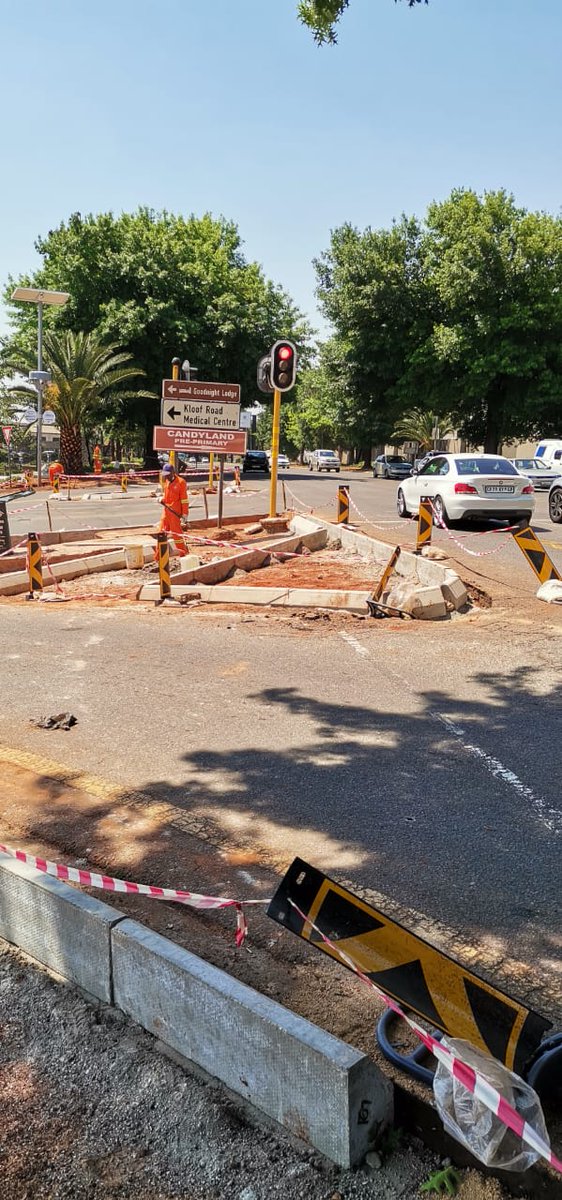 This #TransportMonth @City_Ekurhuleni continues to prioritise the safety of motorists at Corner Van Buuren and Kloof Road in Bedfordview.
A team is currently on site replacing the road islands and building sidewalk pavements for 🚶♂️🚶♀️🚲pedestrians. #CoEworks https://t.co/2sHzwoSMbS
