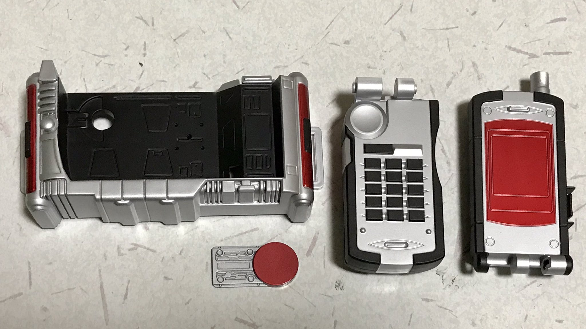Tc 食玩 仮面ライダーファイズキット ファイズフォンとファイズドライバーのエアブラシによる基本色塗装が完了しました この後 細部塗装とデカール貼り付けを行っていきます 仮面ライダー555 T Co K9nk4stajy Twitter