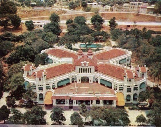 Damos la bienvenida a un nuevo día desde el Hotel Miramar de Macuto, recordándolo en una de sus últimas vistas en todo su esplendor (1958).
¡Un gran abrazo y los mejores deseos para todos! https://t.co/VqojDMQP6A