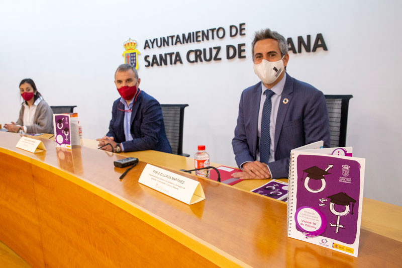 cantabriaes's tweet photo. .@Pablo_Zuloaga presenta en #SantaCruzdeBezana un proyecto pionero que aborda la prevención de la violencia de género en la Educación Infantil @mujercantabria  https://t.co/UNT9BwwVOg https://t.co/0wUeHGVT5e