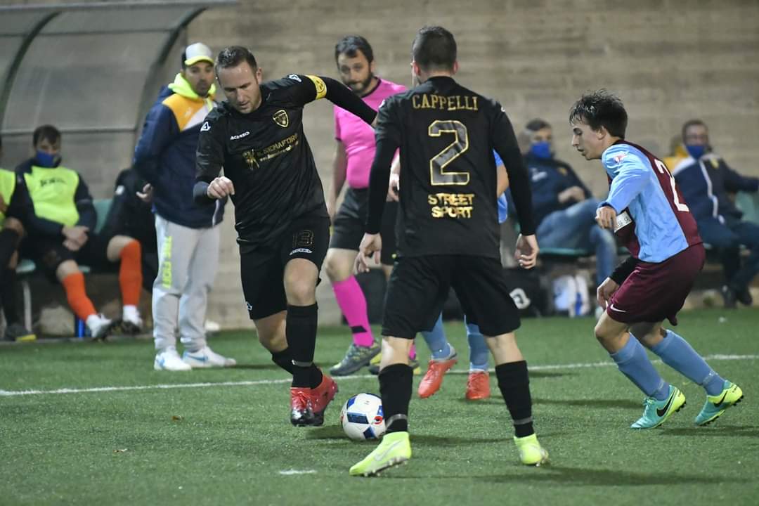 FSGC_official's tweet photo. 📶 | Ancora vittorie per @lafiorita1967  e Fiorentino, che vincono gli scontri al vertice. Non sbagliano Tre Fiori e @SPTrePenne  mentre l'unico pareggio di serata è quello tra Murata e Virtus. 

► https://t.co/NDsx5Kv6h5 

[📸 ©FSGC]

#futsal #campionato #DAY4 https://t.co/HendAGqCZ0