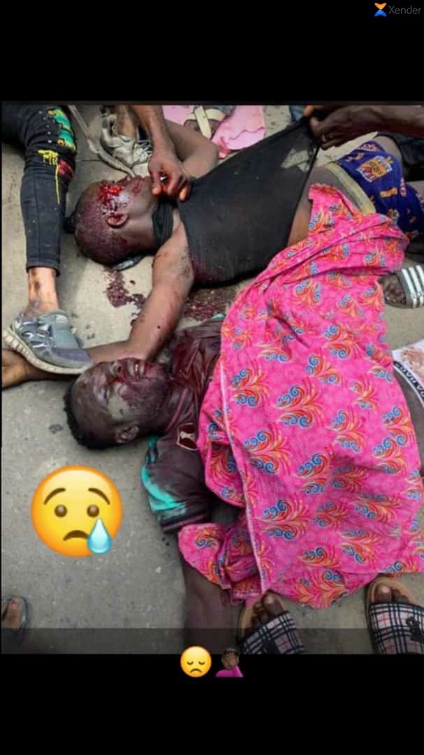 fusi_adeshola's tweet photo. Dead body everywhere by the @PoliceNG #mushinprotest  peaceful protest @DrOlufunmilayo @SavvyRinu @mrmacaronii__ #CNN @cnn @BBCBreaking Lockdown 2.0 Jagaban #akureprotest #BaseOnWhat #gombeprotest jide sanwo olu , your dpo for mushin don finish us. https://t.co/w2IWRk8FhG