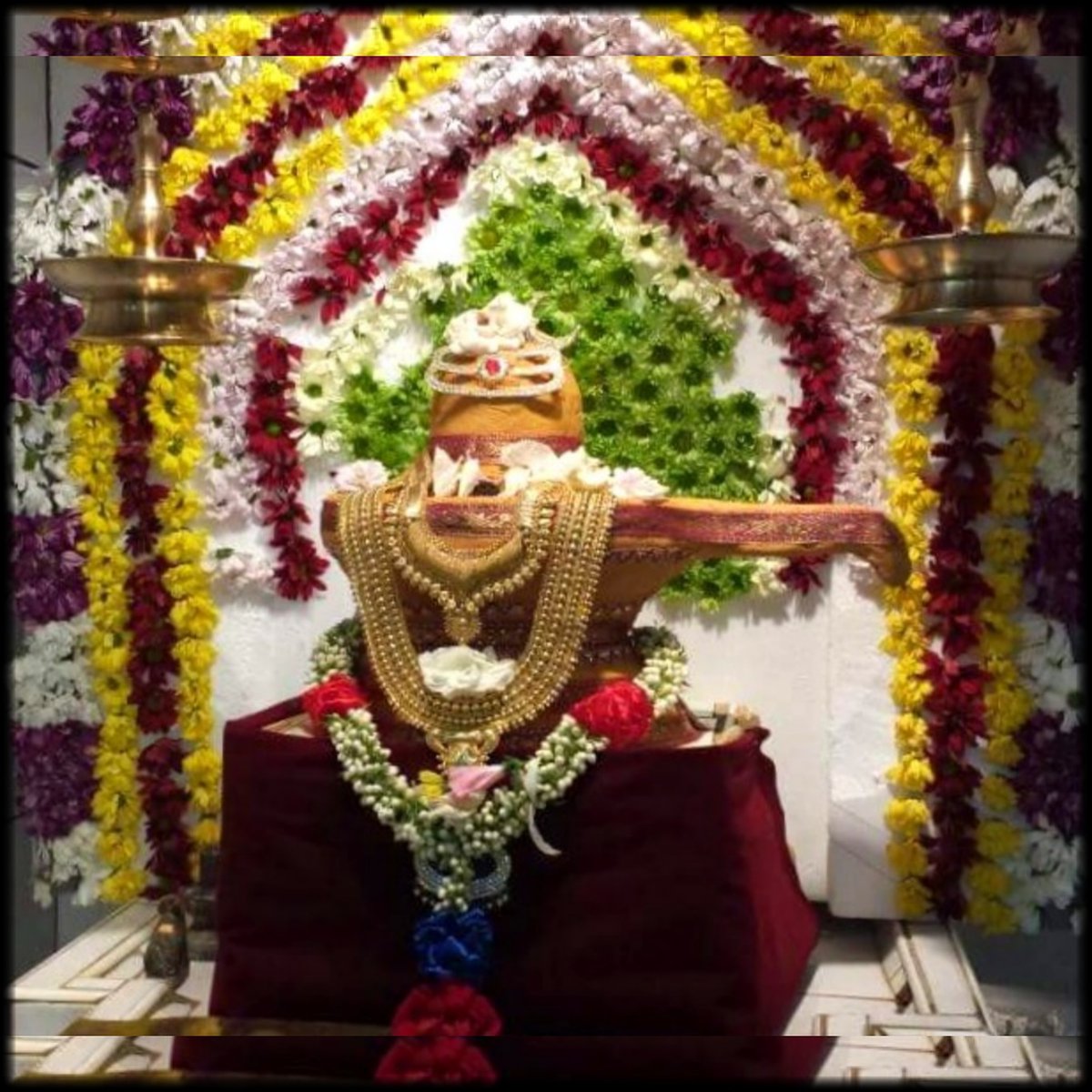 எப்பொருளுங் கனவென்றே
தும்பீ பற!
உலகெல்லாம் அழியும் என்றே
தும்பீ பற!
அப்பிலெழுத்துடல் என்றே
தும்பீ பற!
என்றும் அழிவில்லாதது ஆதியென்றே
தும்பீ பற!
#ஓம்நமசிவாய🔥
#OmNamaSivaya
#ओम_नम_शिवाय
#hindu #god #shiva
#lord #eswar #lordshiva
#lordshivatemple #tiruvannamalai https://t.co/cuWXrW9TyK