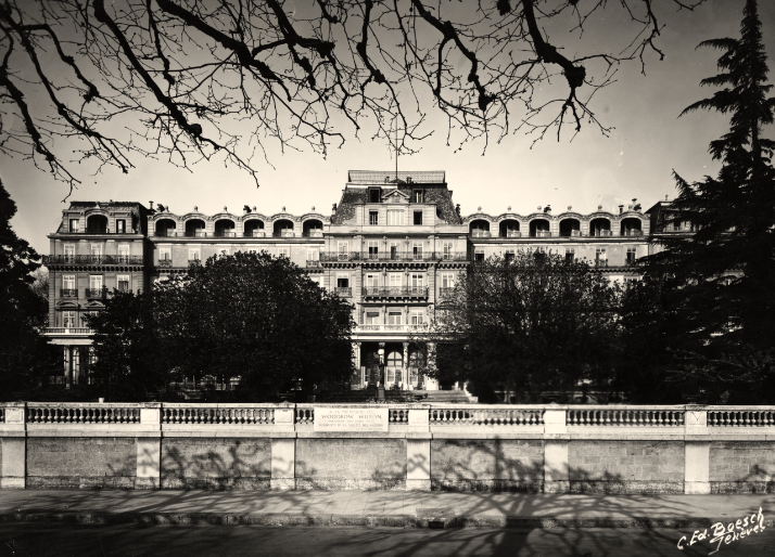 UNOGLibrary's tweet photo. Celebrate with us #UN75 and the evolution of the UN Geneva Library&amp;Archives!

This is the Library at the Hôtel National (now Palais Wilson), the first seat of the League in Geneva (1920-1936).

#UNOGLibrary100, a century of serving multilateral cooperation.

#multilateralism100 https://t.co/X0qvjRBNW9