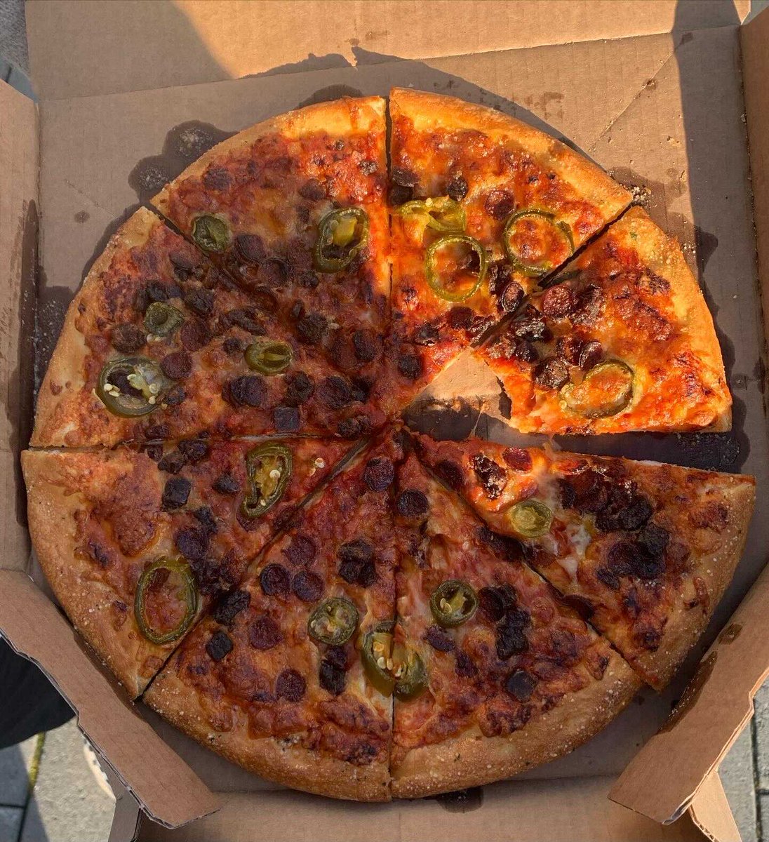 Þriðjudagur í dag: Pizza vikunnar 😍
Við erum með mjög sérstakan gest í dag, matgæðinginn Dag Þór 🍕
Þetta er ekki hans fyrsta rodeo og þið getið treyst hans vali þegar það kemur að pizzum. Sterkt pepperoni + Döðlur + Jalapeño = Grettir sterki 💪 #samstarf #pizzavikunnar <a href="/DPISL/">Domino's Pizza ÍSL</a>