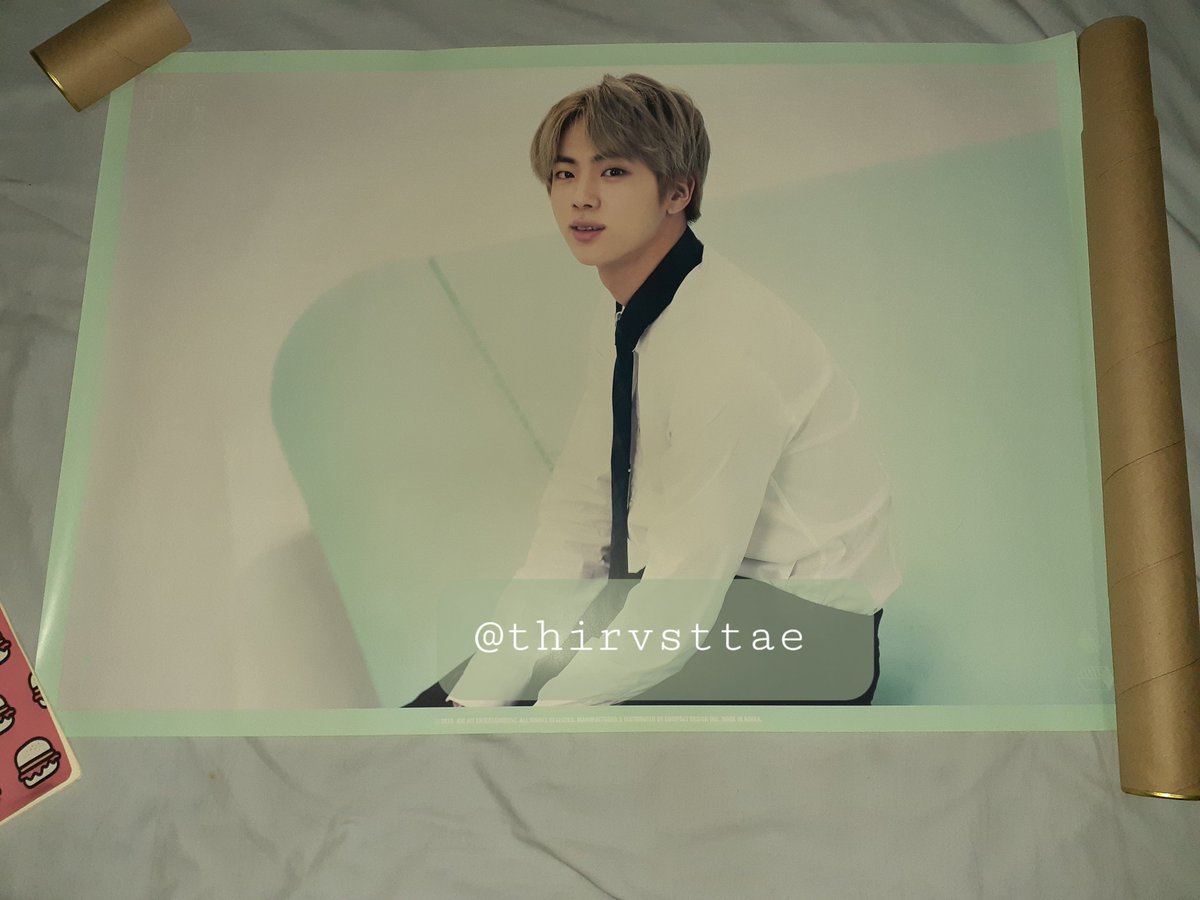 thirvsttae's tweet photo. Dumating na po GA prizes ko! Yaaay!! Thank you so much po! @purpleseoulmate ๐ฅบ Will order na talaga next time!! Worth the wait! And anlaki pala nung muster poster. Ang gwapo nilang lahat! And ang ganda nung hand pin ni Tae!!! ๐๐๐ #PSMPHFeedback https://t.co/2IurxkkOdA