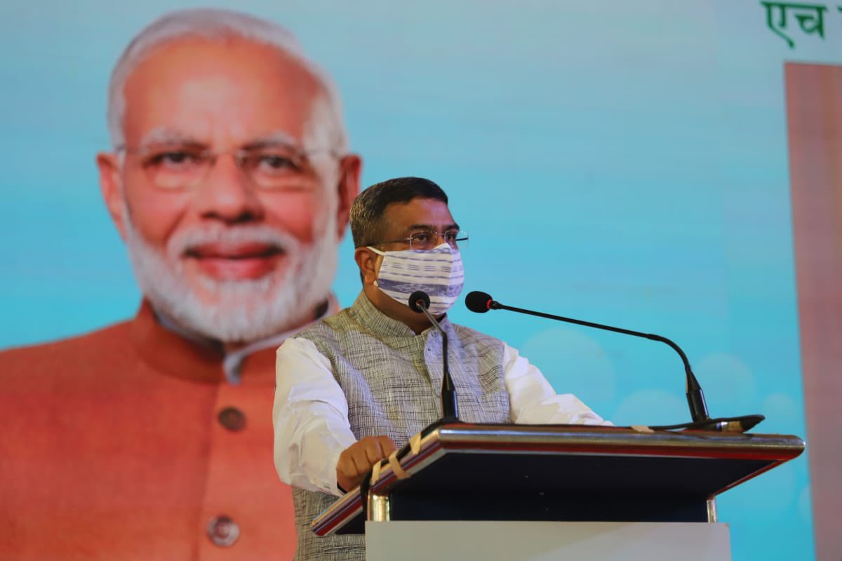 PetroleumMin's tweet photo. Min. Shri @dpradhanbjp elaborated upon PM Shri @narendramodi ji’s commitment to usher in a clean energy future. He further said that the steps taken today, including trial of #HCNG on 50 buses will be a major breakthrough in India’s journey towards hydrogen economy. https://t.co/3wtN9OQJyA