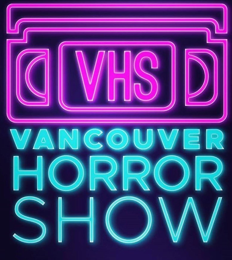 AuCanada's tweet photo. 📽Appel à tous les amateurs de films d’horreur ! Le festival virtuel du film d’horreur de Vancouver commence aujourd’hui ! Du 20 oct. au 1er nov, découvrez des films d’horreur du 🇨🇦 et du 🌎 qui vous feront bondir de votre siège. 😱 https://t.co/G0il1dXNKC #VHS2020 https://t.co/aoPfKxyqpZ