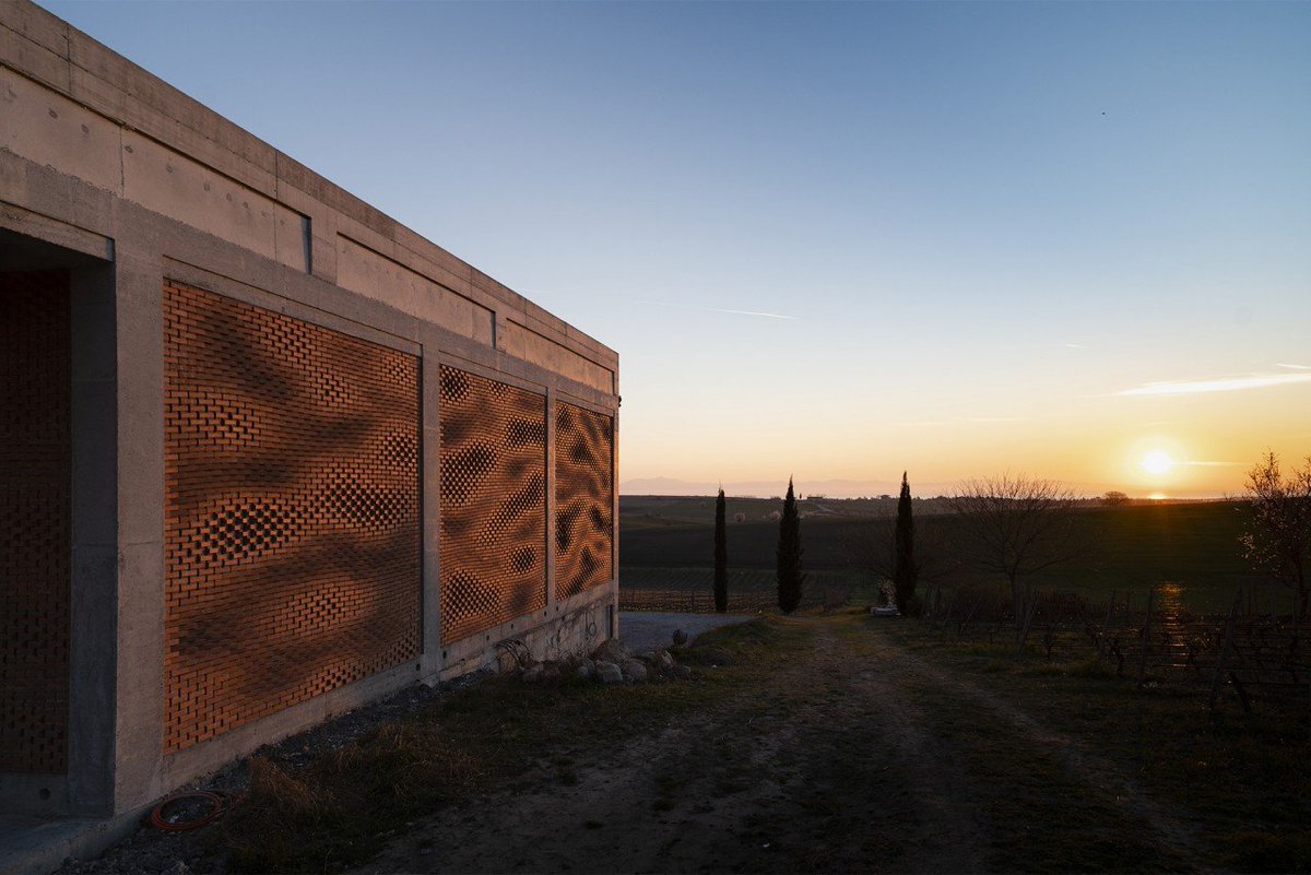 NaoCasanova's tweet photo. #MiércolesEnladrillado 
ALBAÑILERÍA AUMENTADA es un proyecto de Gramazio Kohler Research e https://t.co/9bvJpwIp8J para crear una nueva técnica que permita guiar a un albañil en la construcción de un paño de ladrillo complejo, habida cuenta de que un brazo robótico es limitado... https://t.co/1sTPynKJNS