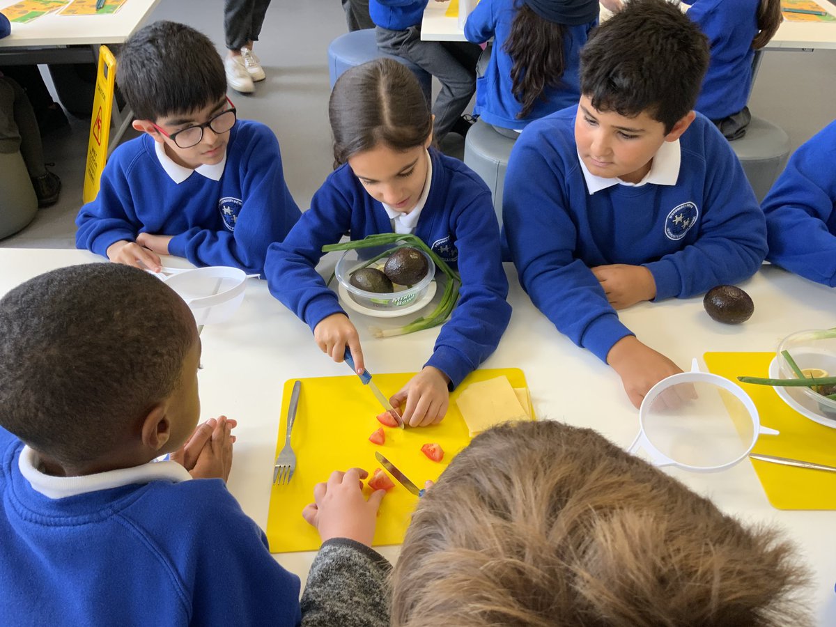 Year 5 are applying their Spanish vocabulary through making guacamole this afternoon 🇪🇸 🥑🍅🍋 <a href="/woodberrydownN4/">Woodberry Down</a>  @SharonR49645837