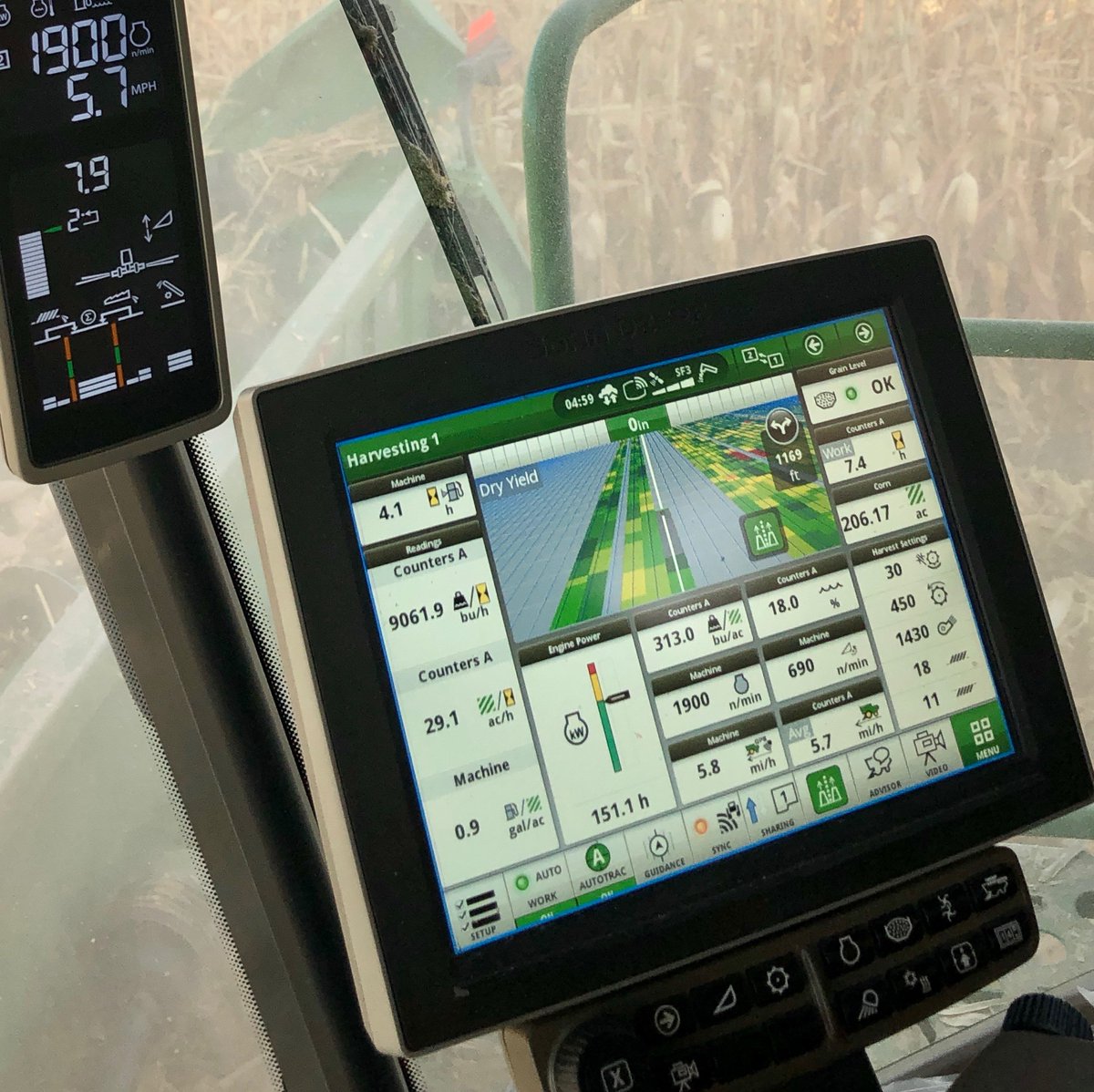  Combine Advisor - Auto Maintain AutoTrac Rowsense Machine Sync with an  #8RX 410 tractor and  @UnverferthMfg Brent grain cart  @JohnDeere Operation Center Gen 4 4600 Displays #LandMarkDifference