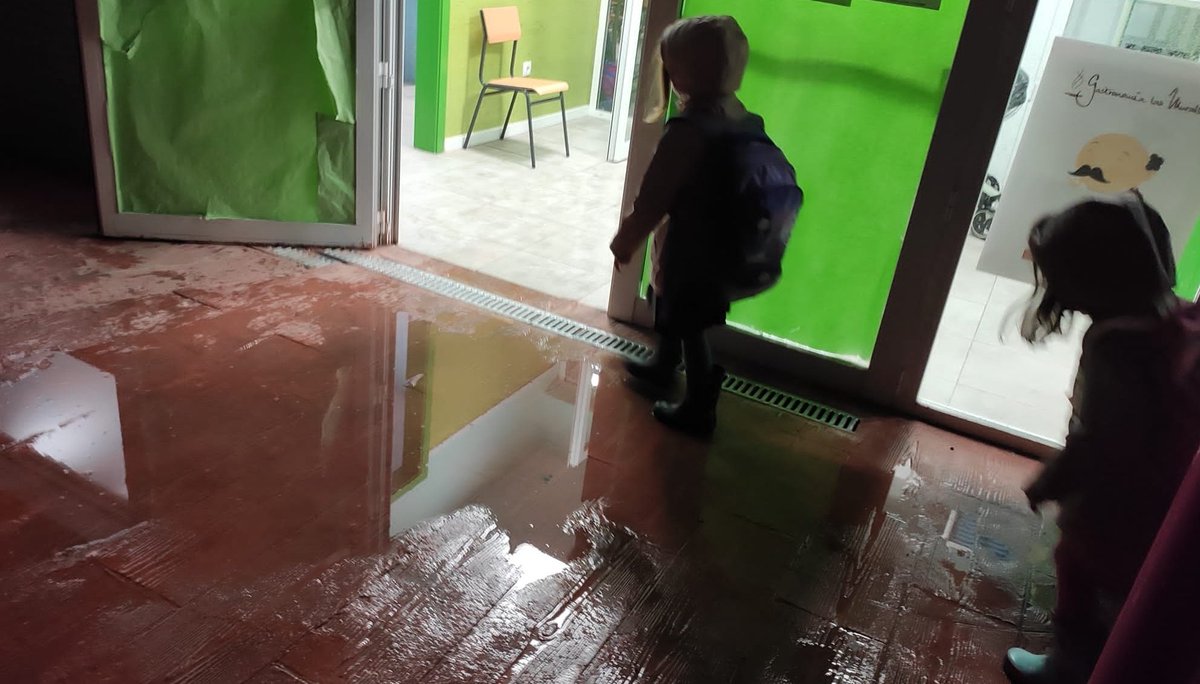 En días de lluvia se forma un gran charco en la puerta de entrada y en la puerta del comedor. El patio de arriba de infantil tiene también problemas de drenaje desde que se construyó. <a href="/aytogetafe/">Ayuntamiento Getafe</a> <a href="/asambleamadrid/">Asamblea de Madrid</a> necesitamos soluciones a este problema endémico en nuestro centro.