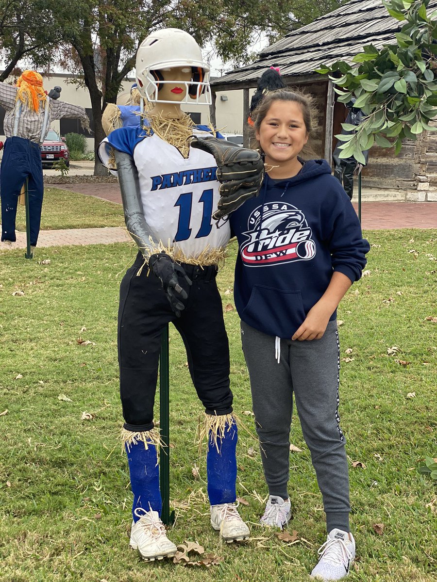 CrawfordEstela's tweet photo. Here she is!! Kylaβs scarecrow entry for Downtown Midlothian.. Title: Put me in Coach, Iβm ready to play! Thank you @MHSLadyPanthers for some help. Under12 category. #scarecrowcontest #midlonation #kylabug βοΈππ₯ #MISDProud #Dieterichartstudent #DieterichMiddleschool https://t.co/7t2NFVRbw4