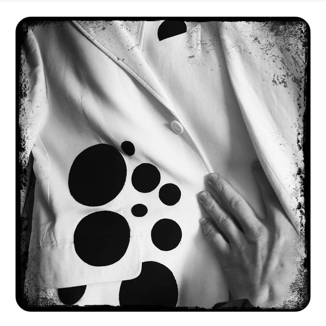 LUNAR ES - Me gusta besar tu cuerpo, recontando tus lunares, pero siempre me distraigo y las cuentas no me salen.

#leeresvivirmás #volapié #guillermocano #flamenco #antologiadecante #andalucia #arte #minuevailusion #poesia #libros #haikustairs