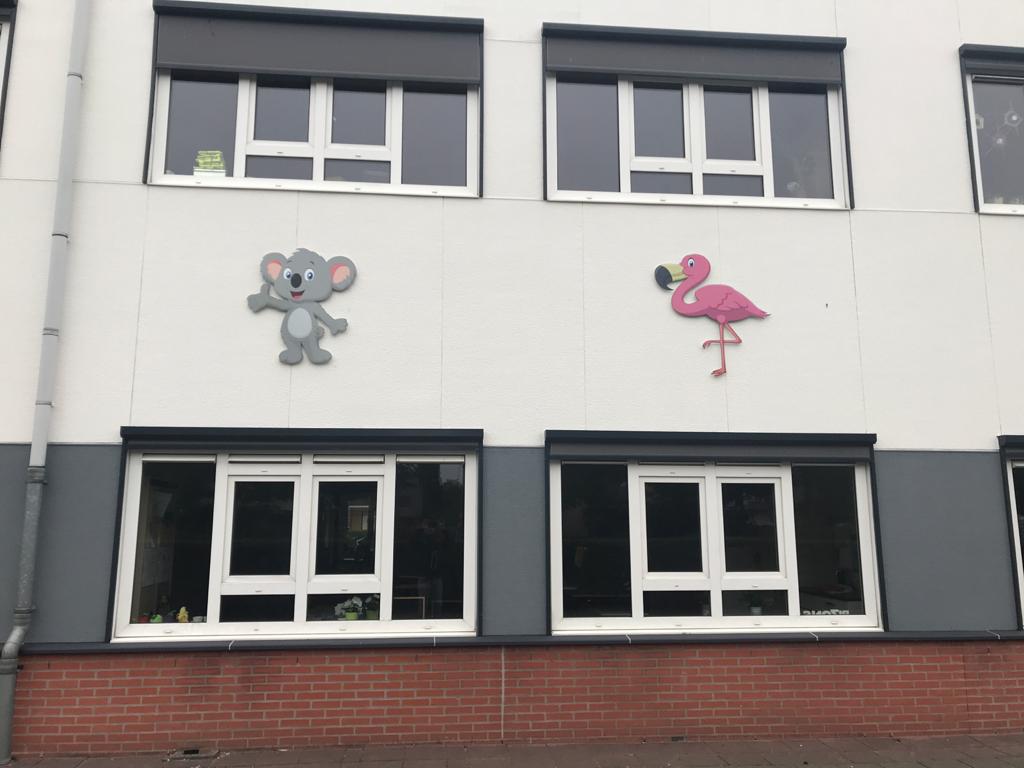 De Atlas dieren zichtbaar op de gevel.