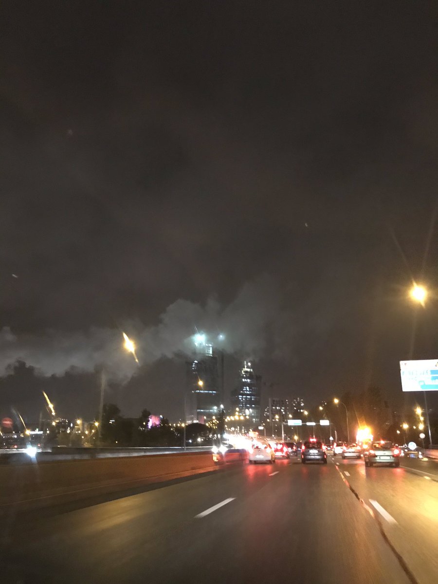 So_Rss's tweet image. Couvre-feu dans 10 minutes .. la ville se vide et ne restent que les voitures sur le périphérique, les fumées d’incinérateurs et les ombres des futurs tours Duo.. vision de Metropolis ce soir...