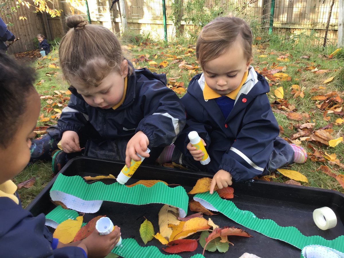 EvertonNursery's tweet photo. Developing our descriptive vocabulary as we identify autumn leaves and use them to create nature crowns. #Heyworthclass #2-3’s #outdoorlearning #forestschool #nature #imagination #EYFS https://t.co/tjMokj1lA8