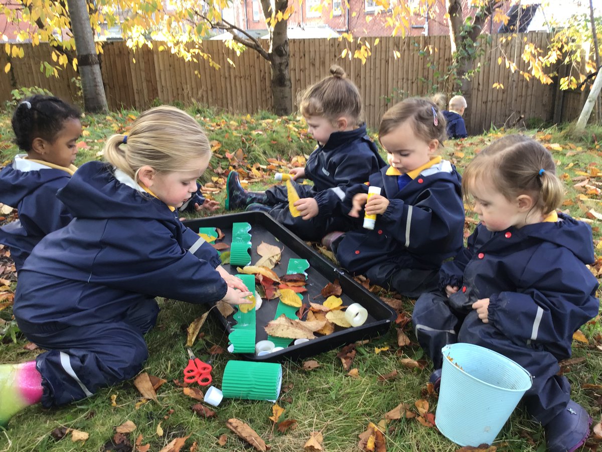 EvertonNursery's tweet photo. Developing our descriptive vocabulary as we identify autumn leaves and use them to create nature crowns. #Heyworthclass #2-3’s #outdoorlearning #forestschool #nature #imagination #EYFS https://t.co/tjMokj1lA8