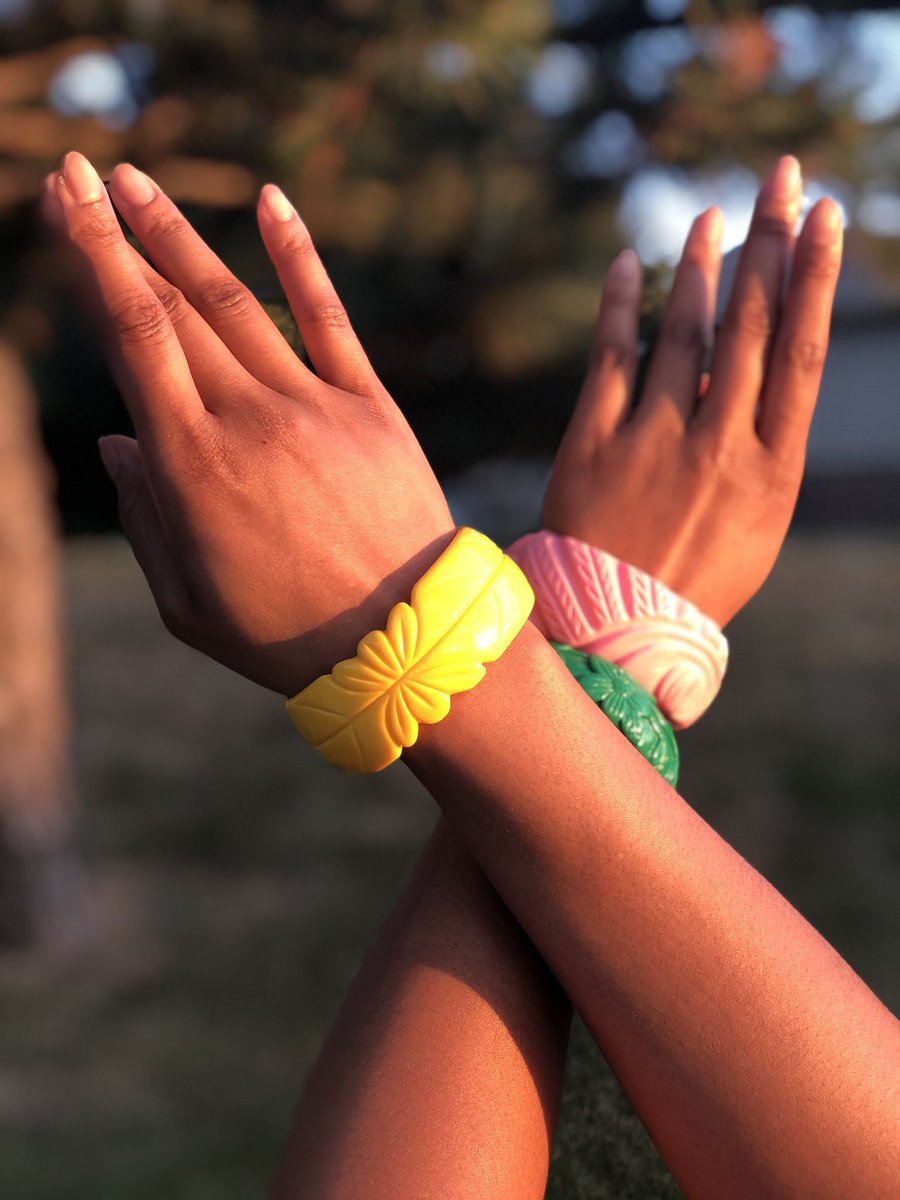 OhBIrresistible's tweet photo. My current arm candy situation, featuring these lovely, intricate, stacked bangles by Modern Millie Vintage 🛍
#bangles #bangleset #banglestack #bangleslove #banglesfordays #bridalbangles #bangleslover #banglesset #thebangles #banglesets #weddingbangles #handmodel #armcandy https://t.co/Ke5dDA0uAC