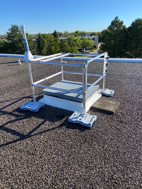 LiftsafeGroup's tweet image. One of our latest RoofGuard installs from Liftsafe Fall Protection. Our #Roof Hatch Guardrail System (HatchGuard) is a free-standing, non-penetrating #GuardrailSystem that protects open roof hatches &amp;amp; can be customized to suit any size hatch opening. 
ow.ly/t5Dl50BXSFr