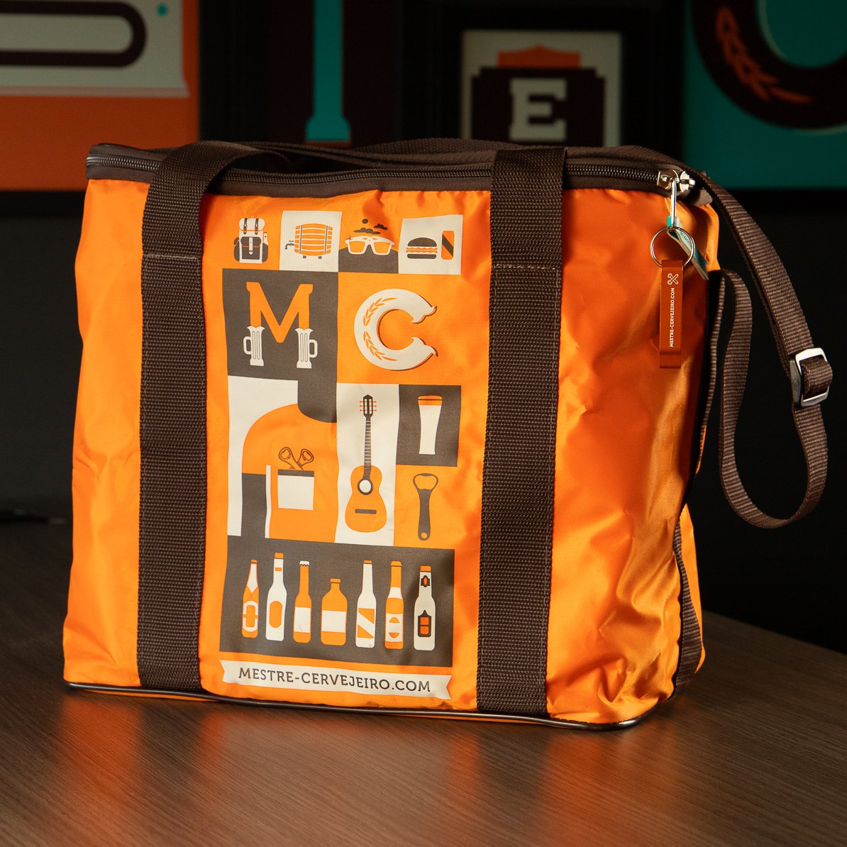 Conhece as nossas bolsas térmicas?

Essa é a bolsa térmica Cervejeira, exclusiva da rede Mestre-Cervejeiro.com.

Além de manter tudo organizado, protegido e na temperatura ideal, tem espaço para carregar Growler, taças, garrafas, latas e acessórios, com divisória interna!