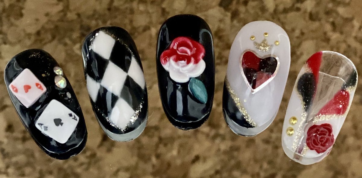 ぼす ツイステネイル 10 ハーツラビュル寮モチーフでネイル作った 半分赤い薔薇は可愛くできたと思う トランプ とハートのメタルパーツはこのためだけに購入した セルフネイル ジェルネイル ツイステネイル ツイステ