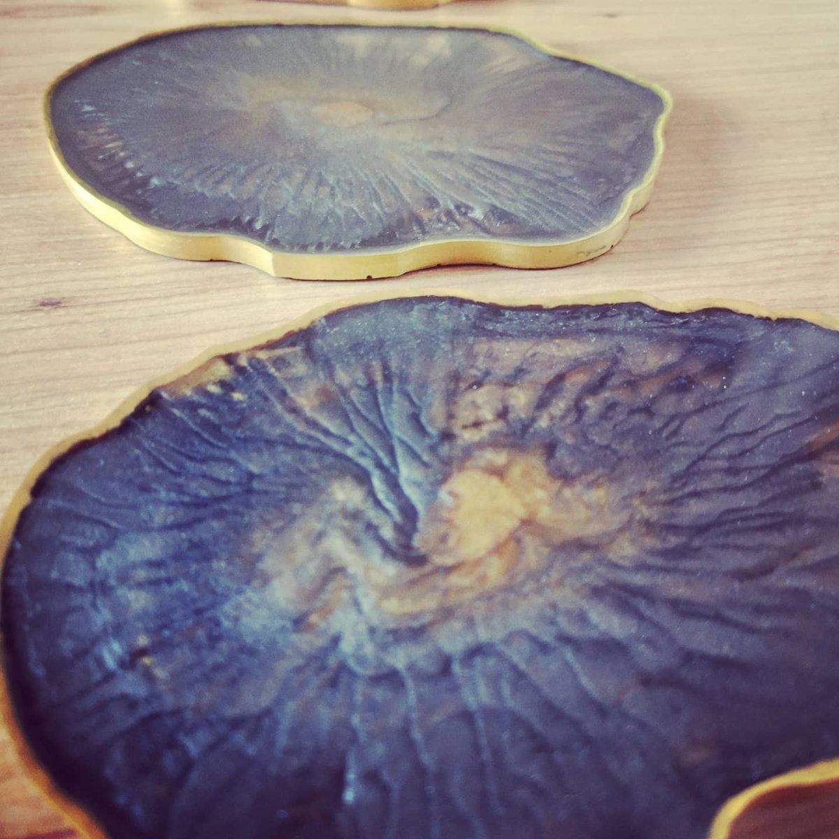 CherryOccasions's tweet photo. How gorgeous are these black and gold geode inspired resin coasters? This trio is a bespoke set designed especially for someone special.  #resinart #geodecoasters #bespoke #uniquegift #handmade #cherryblossomoccasions #rainford #eccleston #Merseyside https://t.co/8tAmssQnkn