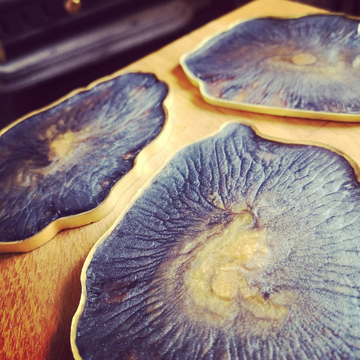 CherryOccasions's tweet photo. How gorgeous are these black and gold geode inspired resin coasters? This trio is a bespoke set designed especially for someone special.  #resinart #geodecoasters #bespoke #uniquegift #handmade #cherryblossomoccasions #rainford #eccleston #Merseyside https://t.co/8tAmssQnkn