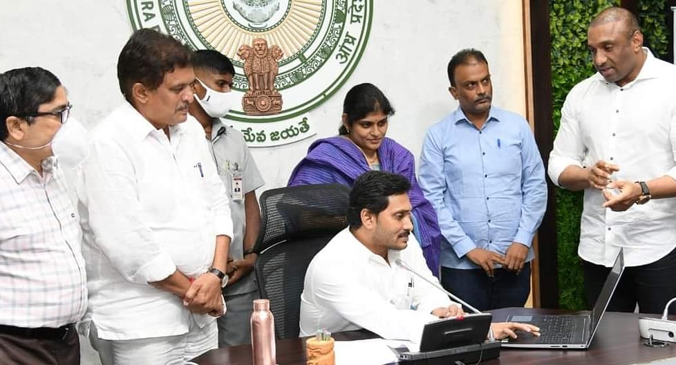 kethireddyfc's tweet photo. చేనేత, హస్త కళల ఉత్పత్తులకు మరింత మార్కెటింగ్ కల్పించే ఆప్కో ఆన్లైన్ స్టోర్, లేపాక్షి వెబ్ స్టోర్లను క్యాంప్ కార్యాలయంలో ప్రారంభించిన ముఖ్యమంత్రి శ్రీ వైయస్ జగన్ గారు, మంత్రి మేకపాటి గౌతమ్రెడ్డి గారు..
#Handloom #Vote4Local #APCO #YSJagan #YSJaganCares https://t.co/vaU5EIOnfA