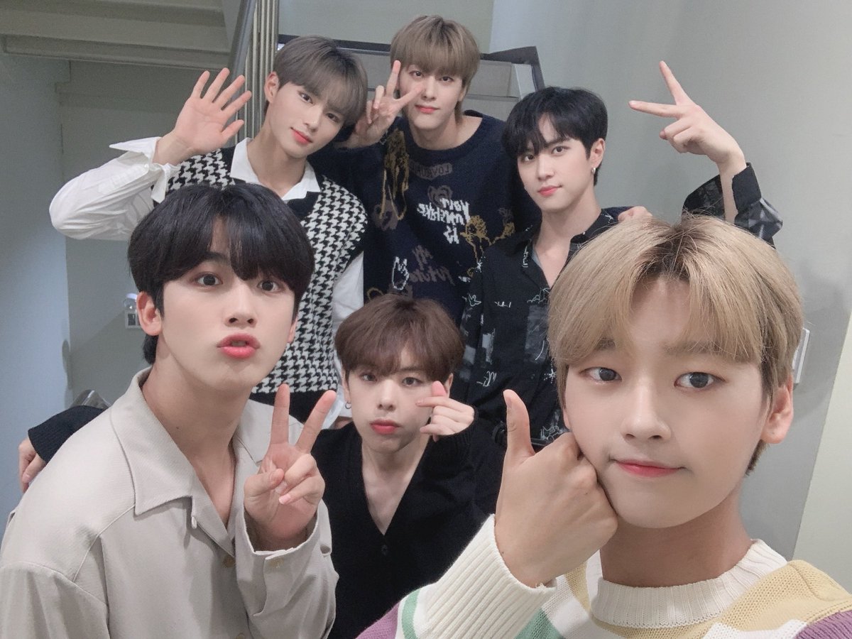 WEi__Official's tweet photo. 밋앤그릿 애교쟁이 위아이부터😚
팝업클라스에 포스장인 위아이까지👍 
반전매력의 모습을 잔뜩 보여드렸습니다❣️ 늦은 시간까지 함께해주셔서 감사드립니다😊

#위아이 #WEi #IDENTITY #First_Sight https://t.co/W4sf5oiYrt