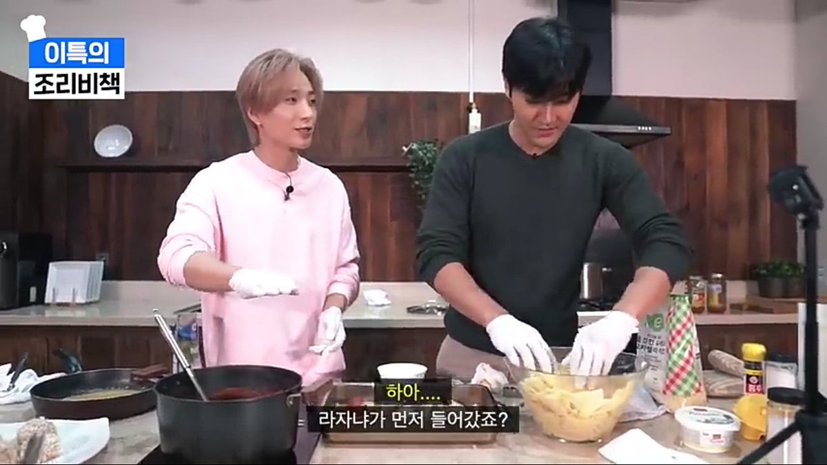 Nuevo capitulo de "Leeteuk's Cooking Secret Recipes Book" en Kiss the YouTube
Episodio 10
" Oye, levΓ‘ntate y come lasaΓ±a "
@special1004
@siwonchoi
#LEETEUK
#SIWON
#KisstheYoutube
#μ΄νΉ
#μ΄νΉλ²λΈ
πhttps://t.co/geoqgYSqlj https://t.co/1pYEdSKyWI