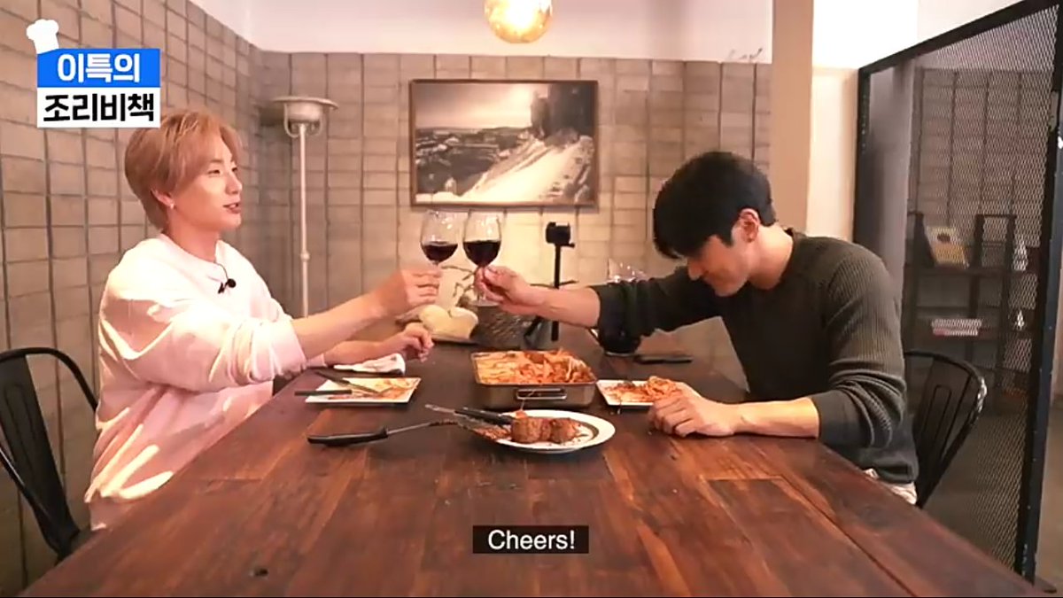 Brindemos por estos dos chicos que son una lindura cuando estΓ‘n juntos π.πβ¨
#Leeteuk
#Siwon https://t.co/lcosWc5AN0
