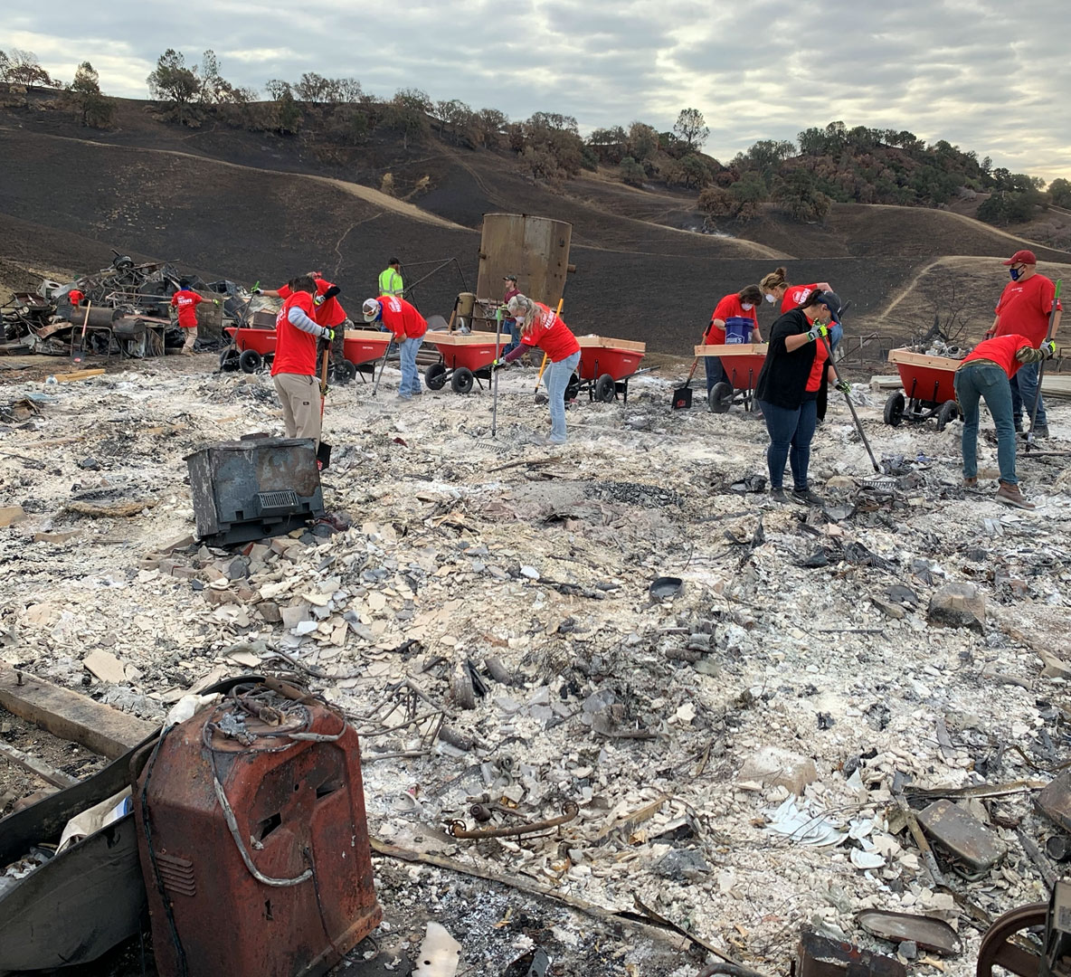#LowesHeroes volunteer to help fellow associate after the devastating loss of her home: low.es/37cOzze #Lowes #Support #GiveBack