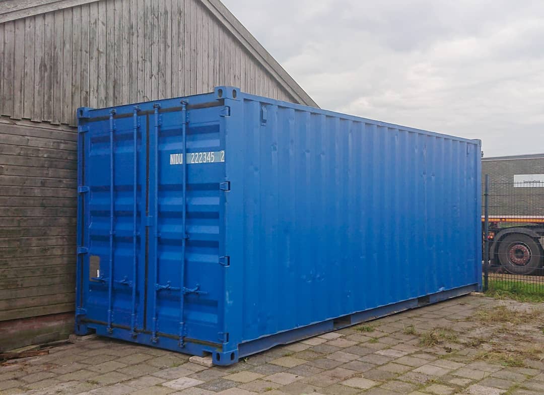 Omdat we binnenkort ons clubhuis gaan verbouwen hebben we tijdelijke opslagruimte nodig. 📦Vandaag kwam de eerste nieuwe zeecontainer aan op de Top. Met een hele handige kraan werd deze binnen enkele minuten op zn plek gezet.

#greatepier #sneek #verbouwing