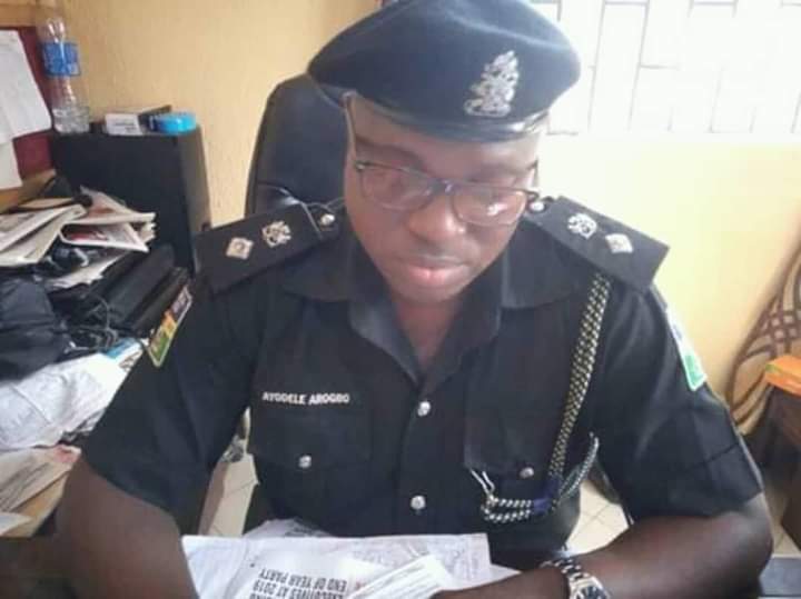 5. This is the face of SP Ayodele Arogbo AKA Gbakoje , DPO Olosan Division, Nigeria Police, Olosan-Mushin who is allegedly responsible for the killings of over 15 people at Mushin today. Retweet for the world see his face.. See videos in THREAD  #EndSARS    #EndSARSImmediately