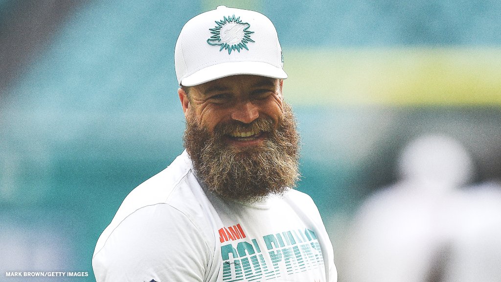Ryan Fitzpatrick appreciation post. Through six games:
🐬 1,535 pass yards
🐬 12 Total TDs
🐬 Dolphins 2nd place in AFC East https://t.co/PopK6nK8Ns
