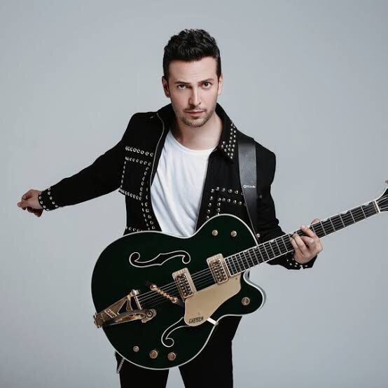 мерт доган турецкий актер. демет оздемир. огузхан коч и демет оздемир. огузхан коч музыкант. огузхан коч.